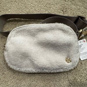 NWT Lululemon Everywhere Belt Bag 1L *Fleece White Opal/Gold